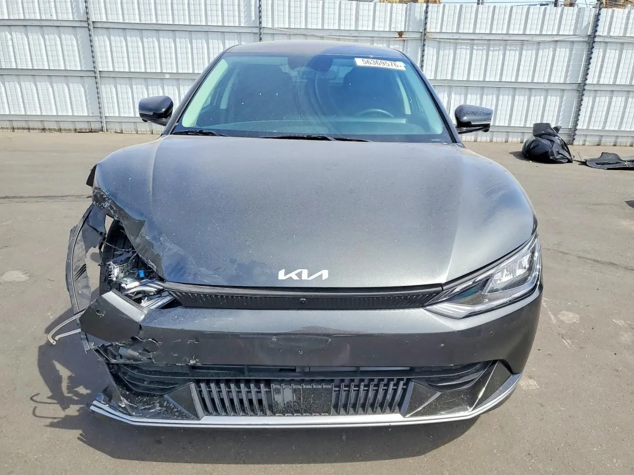 Kia EV6 2024 з пошкодженим переднім бампером і фарою — фото з аукціону США
